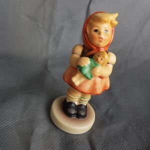 Goebel Hummel Figurine Girl with Doll‎ #821 Mädchen mit Puppe Vntg Germany 1998